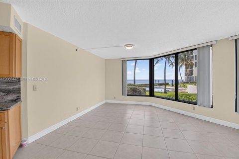 Condo in Highland Beach, Florida, 2 bedrooms № 2317121 - photo 24