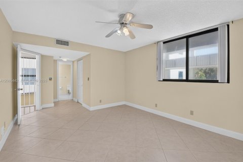 Condo in Highland Beach, Florida, 2 bedrooms № 2317121 - photo 27