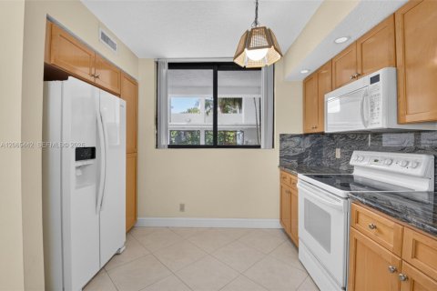 Condo in Highland Beach, Florida, 2 bedrooms № 2317121 - photo 20