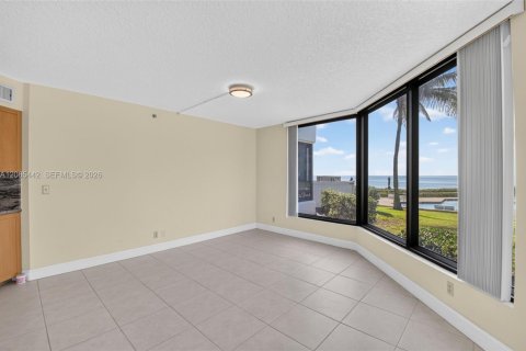 Condo in Highland Beach, Florida, 2 bedrooms № 2317121 - photo 23