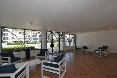 Condo in Highland Beach, Florida, 2 bedrooms № 2317121 - photo 10