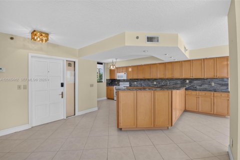 Condo in Highland Beach, Florida, 2 bedrooms № 2317121 - photo 18