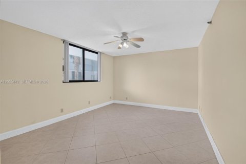 Condo in Highland Beach, Florida, 2 bedrooms № 2317121 - photo 26