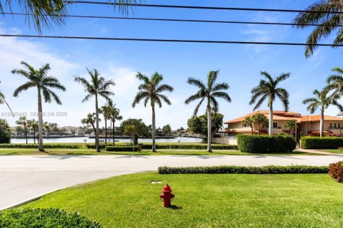 Condo in Highland Beach, Florida, 2 bedrooms № 2317121 - photo 9