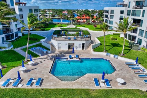 Condo in Highland Beach, Florida, 2 bedrooms № 2317121 - photo 12