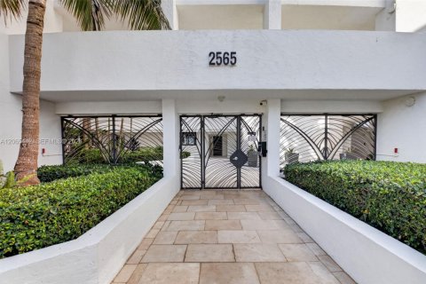Condo in Highland Beach, Florida, 2 bedrooms № 2317121 - photo 3