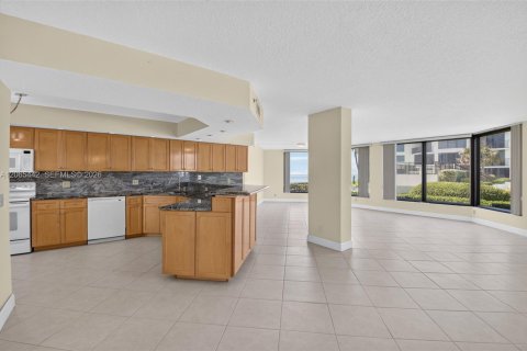 Condo in Highland Beach, Florida, 2 bedrooms № 2317121 - photo 15