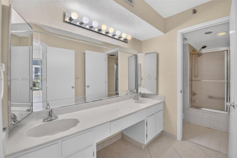 Condo in Highland Beach, Florida, 2 bedrooms № 2317121 - photo 25