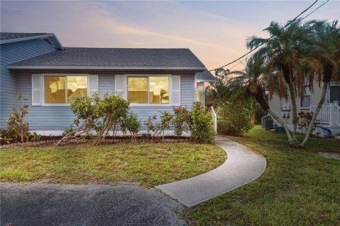 House in Port Charlotte, Florida 2 bedrooms, 80.64 sq.m. № 2129864
