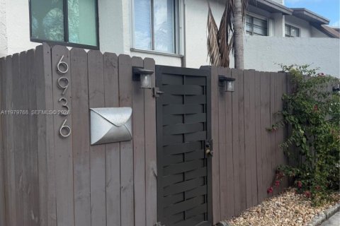 Adosado en venta en Miami, Florida, 3 dormitorios, 128.02 m2 № 2044055 - foto 3