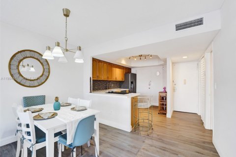 Condo in Miami, Florida, 1 bedroom  № 2045583 - photo 17