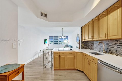 Condo in Miami, Florida, 1 bedroom  № 2045583 - photo 2