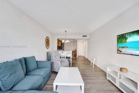 Condo in Miami, Florida, 1 bedroom  № 2045583 - photo 11