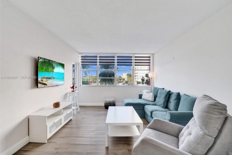 Condo in Miami, Florida, 1 bedroom  № 2045583 - photo 15