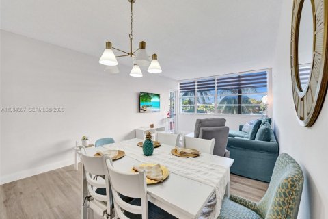 Condo in Miami, Florida, 1 bedroom  № 2045583 - photo 16
