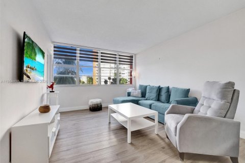 Condo in Miami, Florida, 1 bedroom  № 2045583 - photo 13