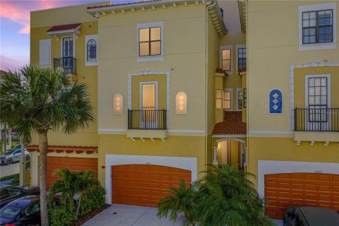 Townhouse in Apollo Beach, Florida 5 bedrooms, 299.33 sq.m. № 2091885 - photo 2