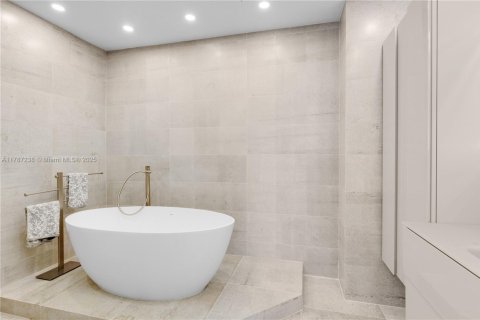 Condo in Sunny Isles Beach, Florida, 2 bedrooms  № 1644556 - photo 25