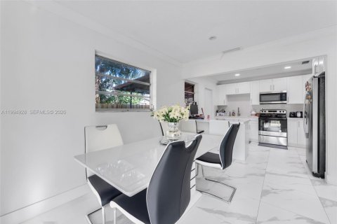 Купить коммерческую недвижимость в Майами, Флорида 230.4м2, № 2062826 - фото 7