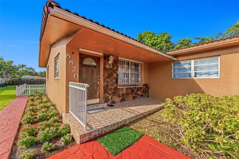 Купить коммерческую недвижимость в Майами, Флорида 230.4м2, № 2062826 - фото 2