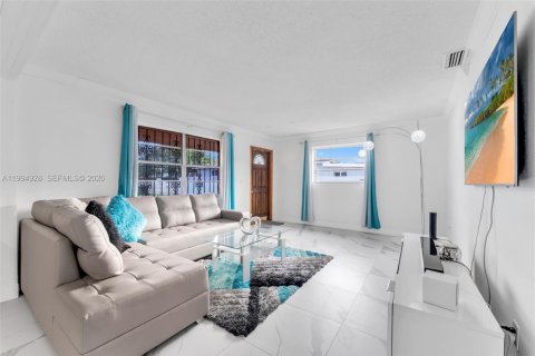 Купить коммерческую недвижимость в Майами, Флорида 230.4м2, № 2062826 - фото 4