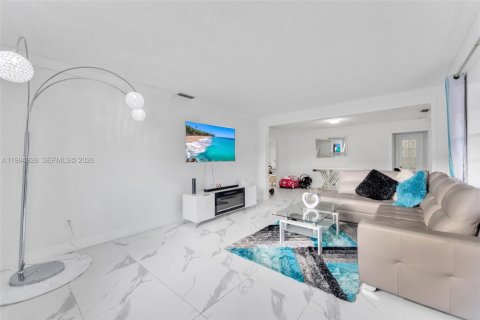 Купить коммерческую недвижимость в Майами, Флорида 230.4м2, № 2062826 - фото 3