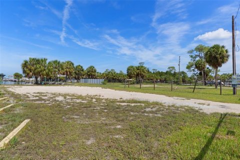 Propiedad comercial en venta en Hernando Beach, Florida, 603.86 m2 № 2138260 - foto 21