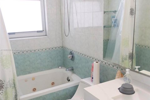 Снять в аренду кондоминиум в Норт-Майами-Бич, Флорида 3 спальни, 134.71м2, № 1968245 - фото 18