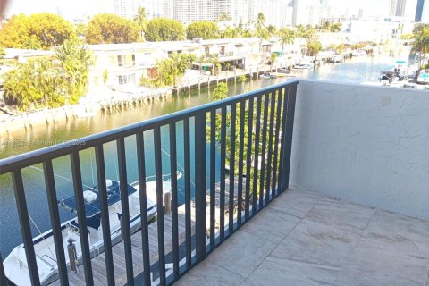 Снять в аренду кондоминиум в Норт-Майами-Бич, Флорида 3 спальни, 134.71м2, № 1968245 - фото 19