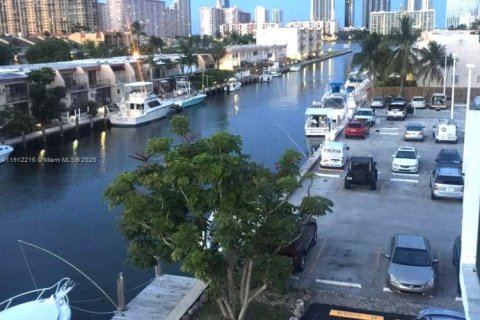 Снять в аренду кондоминиум в Норт-Майами-Бич, Флорида 3 спальни, 134.71м2, № 1968245 - фото 12