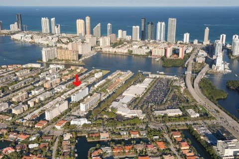 Кондоминиум с 3 спальнями в Норт-Майами-Бич, Флорида № 1968245