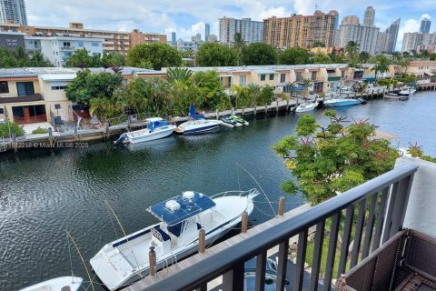 Снять в аренду кондоминиум в Норт-Майами-Бич, Флорида 3 спальни, 134.71м2, № 1968245 - фото 11