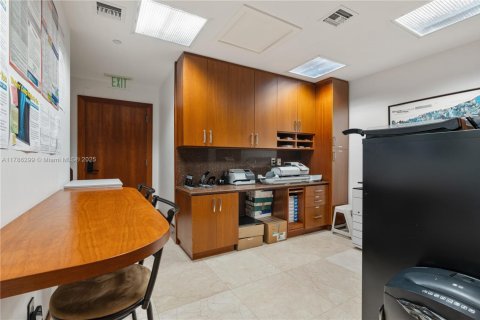 Купить коммерческую недвижимость в Майами, Флорида № 1701448 - фото 14