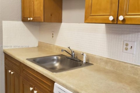 Copropriété à louer à Hallandale Beach, Floride: 1 chambre, 53.88 m2 № 2293838 - photo 12
