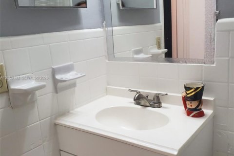 Copropriété à louer à Hallandale Beach, Floride: 1 chambre, 53.88 m2 № 2293838 - photo 6