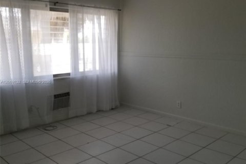 Copropriété à louer à Hallandale Beach, Floride: 1 chambre, 53.88 m2 № 2293838 - photo 20