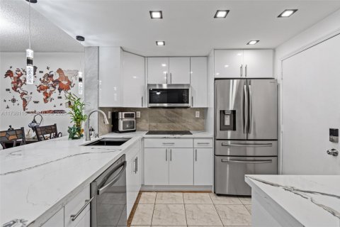 Купить кондоминиум в Халландейл-Бич, Флорида 1 спальня, 78.69м2, № 2079263 - фото 4
