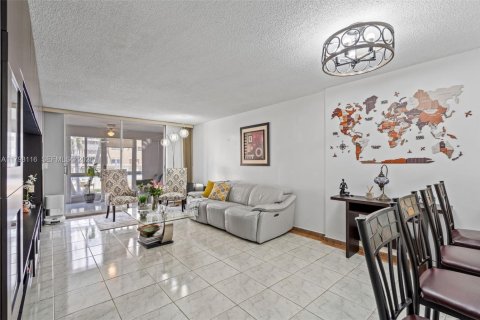 Купить кондоминиум в Халландейл-Бич, Флорида 1 спальня, 78.69м2, № 2079263 - фото 7