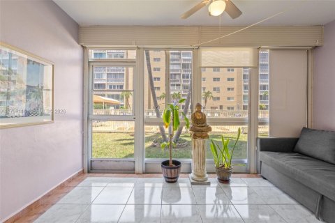 Купить кондоминиум в Халландейл-Бич, Флорида 1 спальня, 78.69м2, № 2079263 - фото 17