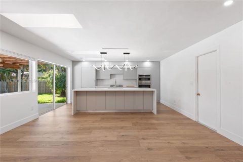 House in Palmetto Bay, Florida 3 bedrooms, 151.34 sq.m. № 2003939 - photo 5