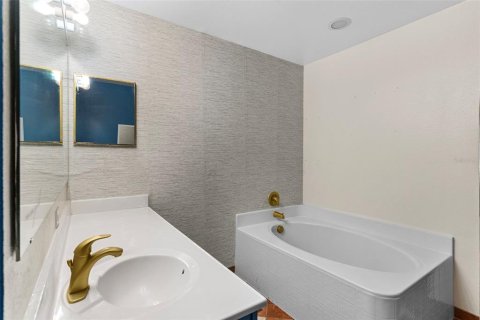 Casa en venta en Haines City, Florida, 4 dormitorios, 337.05 m2 № 2118899 - foto 19
