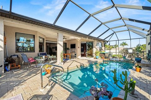 House in Cape Coral, Florida 3 bedrooms, 215.07 sq.m. № 2150116 - photo 25