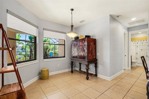 House in Cape Coral, Florida 3 bedrooms, 215.07 sq.m. № 2150116 - photo 13