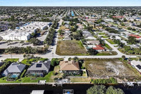 House in Cape Coral, Florida 3 bedrooms, 215.07 sq.m. № 2150116 - photo 30