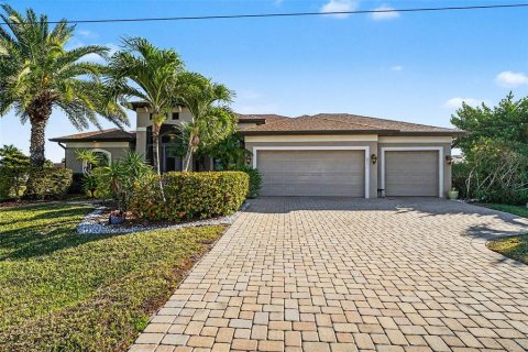 House in Cape Coral, Florida 3 bedrooms, 215.07 sq.m. № 2150116 - photo 2