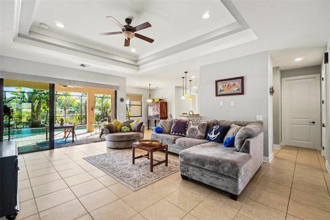 House in Cape Coral, Florida 3 bedrooms, 215.07 sq.m. № 2150116 - photo 5