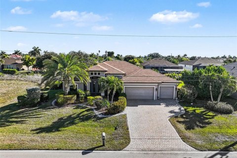 House in Cape Coral, Florida 3 bedrooms, 215.07 sq.m. № 2150116 - photo 29