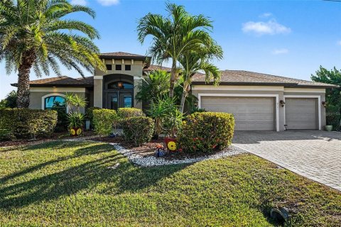 House in Cape Coral, Florida 3 bedrooms, 215.07 sq.m. № 2150116