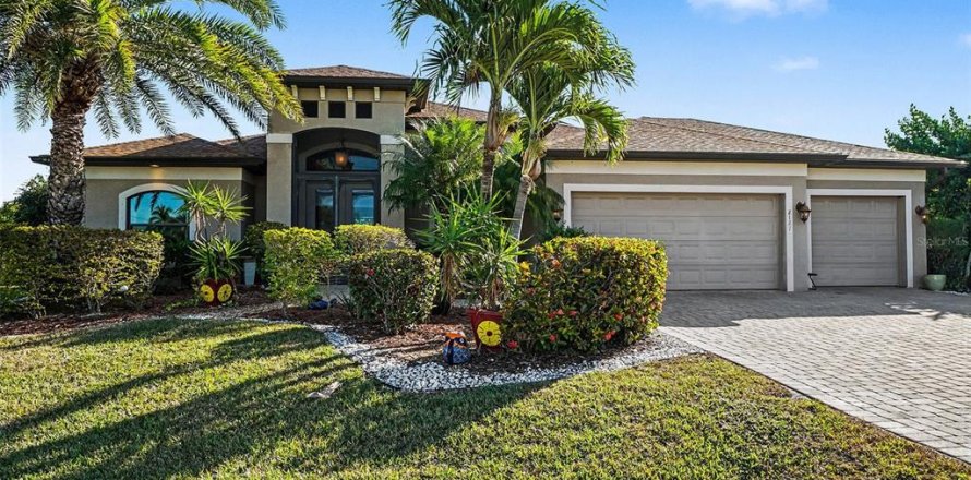 House in Cape Coral, Florida 3 bedrooms, 215.07 sq.m. № 2150116