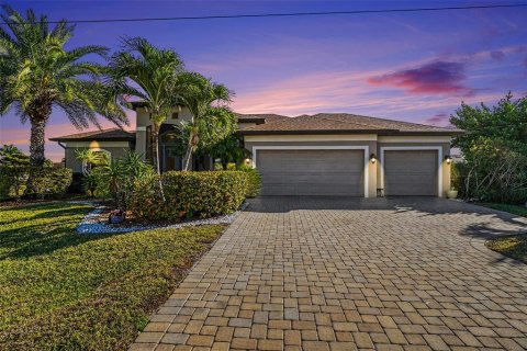 House in Cape Coral, Florida 3 bedrooms, 215.07 sq.m. № 2150116 - photo 3